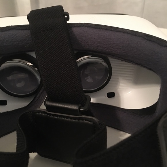 Samsung Gear VR Oculus Headset - Picture 4 of 7